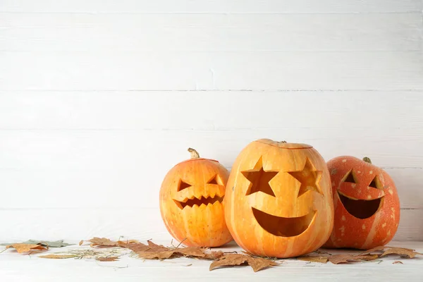 Calabazas de Halloween sobre fondo de madera. Concepto Halloween —  Fotos de Stock