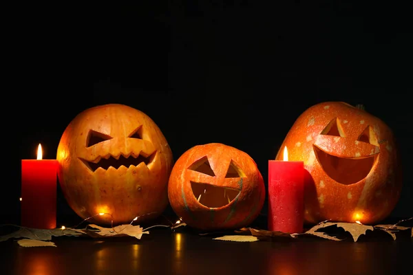 Calabazas y velas de Halloween sobre fondo oscuro, espacio para copiar —  Fotos de Stock