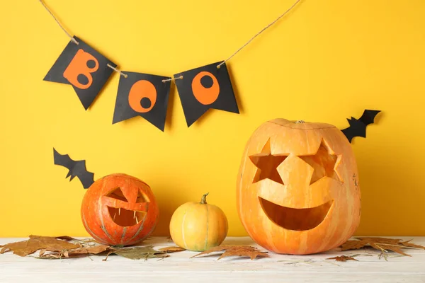 Calabazas de Halloween e inscripción Boo sobre fondo de madera. Spa —  Fotos de Stock