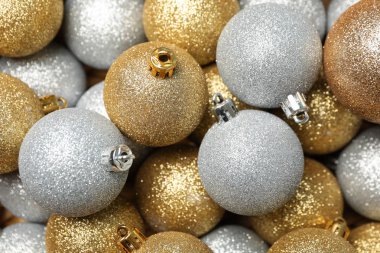 Tüm arka planda Noel topları, yakın