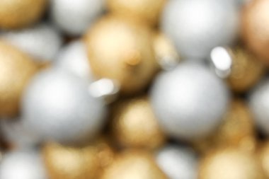 Noel baloları tüm arka planda, yakın çekim. Bulanık arka plan