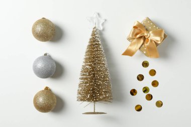 Düz noel topları, ağaç, mevcut ve konfeti ile whi yatıyordu
