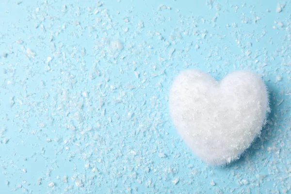 Schnee und weiße dekorative Herzen auf blauem Hintergrund, Platz für — Stockfoto