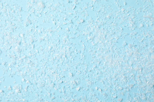Nieve esponjosa sobre fondo azul, espacio vacío para texto —  Fotos de Stock