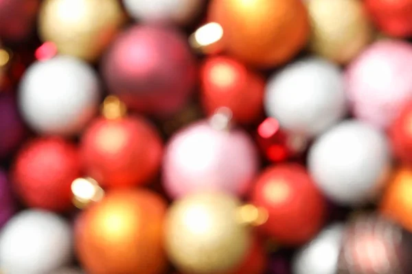 Onscherpe achtergrond van kerstballen. Gelukkige winter vakantie — Stockfoto