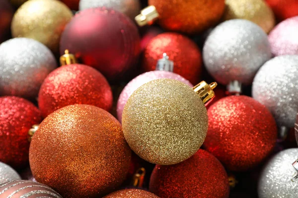 Kerstballen op hele achtergrond, close-up — Stockfoto