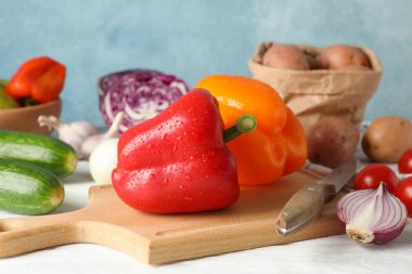 Sebze, tahta ve bıçak beyaz ahşap arka plan, yakın