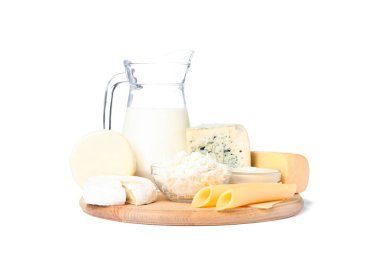 Beyaz arka planda izole edilmiş farklı peynir ve süt türleri