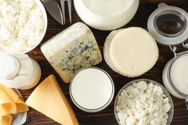 Ahşap arka planda farklı süt ürünleri, üst görünüm