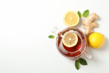 Düz yatıyordu. Çaydanlık, limon, nane ve zencefil, metin için alan