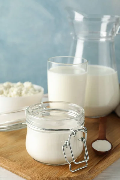 Frische Milchprodukte auf weißem Holztisch, Kopierraum — Stockfoto