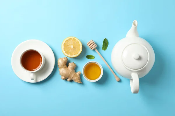 Плоский лежал. Чашка чая, чайник, лимон, имбирь, мята, мед и соус — стоковое фото