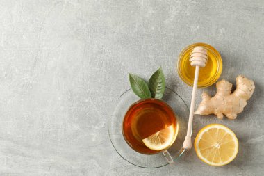 Çay, yaprak, zencefil, limon, bal ve gri sırt dipper Fincan