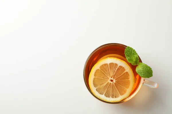 Tasse Tee, Minze und Zitrone auf weißem Hintergrund, Draufsicht — Stockfoto