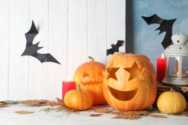 Cadılar Bayramı kabakları ve mumlar ahşap arka plan üzerinde. Cadılar Bayramı c