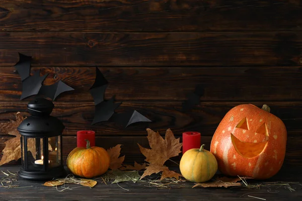 Calabazas y velas de Halloween sobre fondo de madera oscura, copia s — Foto de Stock