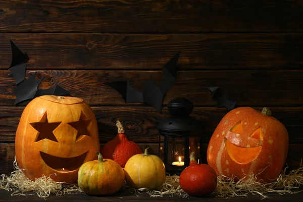 Halloween pumpor och ljus på mörk trä bakgrund, kopiera s — Stockfoto