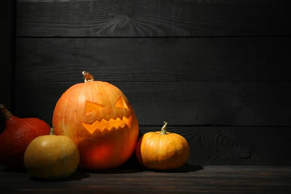 Calabazas de Halloween sobre fondo de madera. Concepto Halloween —  Fotos de Stock