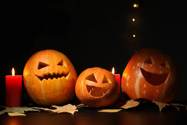 Calabazas y velas de Halloween sobre fondo oscuro, espacio para copiar —  Fotos de Stock