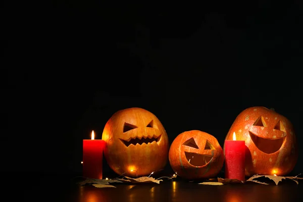 Halloween pumpor och ljus på mörk bakgrund, kopiera utrymme — Stockfoto