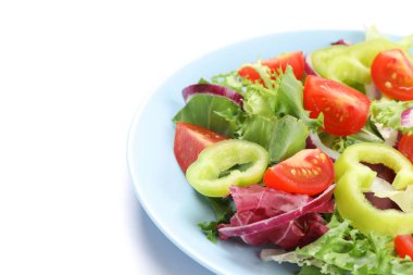 Beyaz arka planda izole taze sebze Salatası, yakın