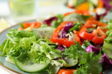 Hafif arka planda tabakta taze salata, yakın