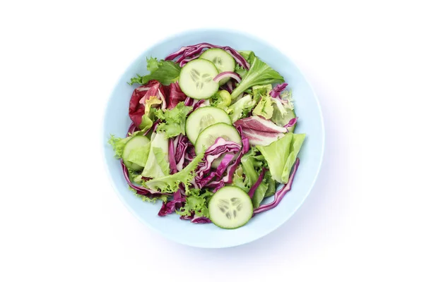 Teller mit frischem Salat isoliert auf weißem Hintergrund — Stockfoto