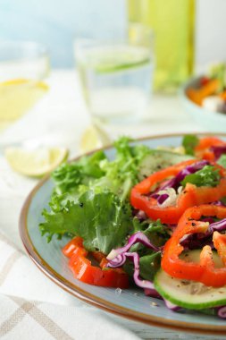 Ahşap masada taze salata ile Tabak, metin için alan