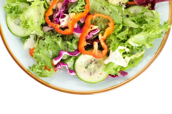 Placa com salada fresca isolada sobre fundo branco — Fotografia de Stock