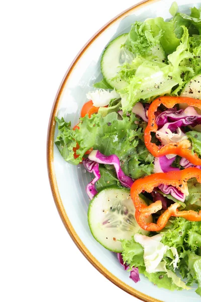 Placa con ensalada fresca aislada sobre fondo blanco —  Fotos de Stock