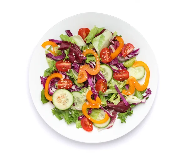Teller mit frischem Salat isoliert auf weißem Hintergrund — Stockfoto