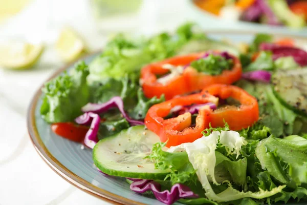 Ensalada fresca en plato sobre fondo claro, primer plano —  Fotos de Stock