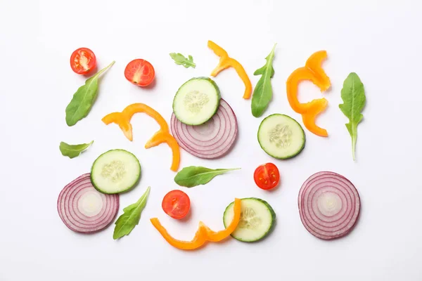 Tranches de légumes frais sur fond blanc, vue de dessus — Photo