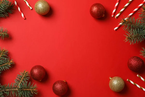 Komposition mit weihnachtlichen Accessoires auf rotem Hintergrund, Raum — Stockfoto