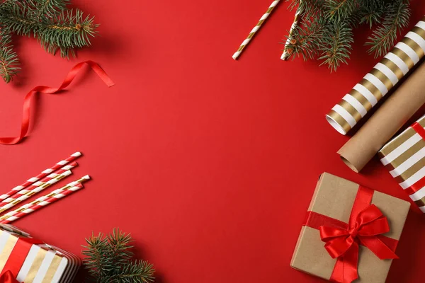 Compositie met kerst accessoires op rode achtergrond, ruimte — Stockfoto