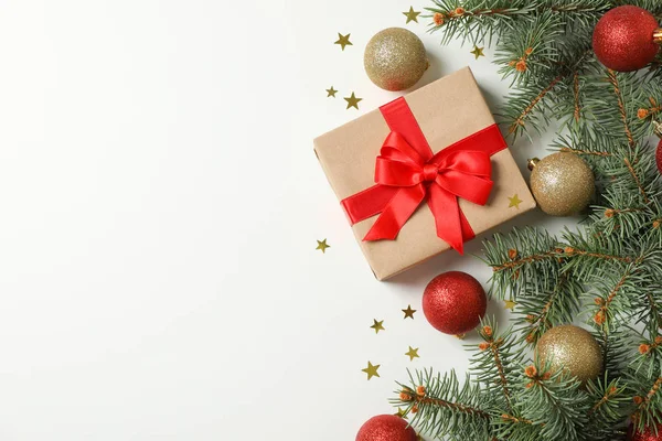 Samenstelling met kerst accessoires en boom op witte blauw — Stockfoto