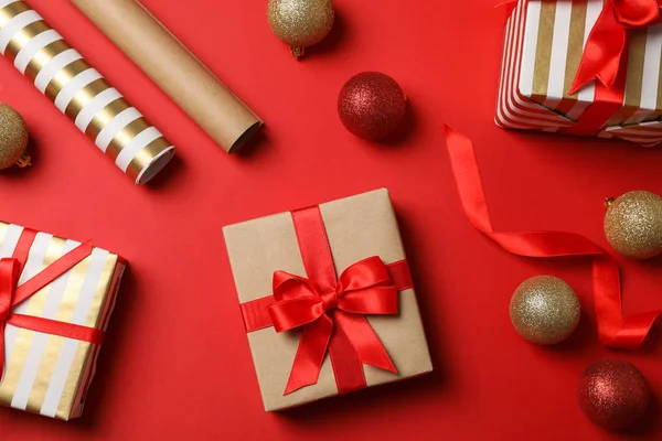 Samenstelling met kerst accessoires op rode achtergrond, Top VI — Stockfoto