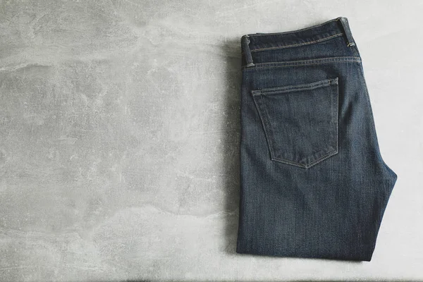 Klassieke jeans op grijze achtergrond, ruimte voor tekst — Stockfoto