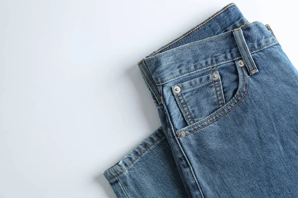 Jeans auf weißem Hintergrund, Platz für Text — Stockfoto
