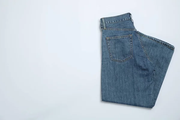 白い背景のジーンズ、テキスト用のスペース — ストック写真
