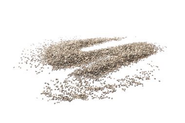 Birçok chia tohumu beyaz arka plan üzerinde izole