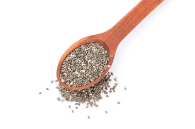 Chia tohumları ve tahta kaşık beyaz arka plan üzerinde izole