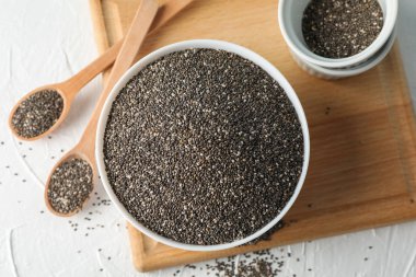 Beyaz arka plan üzerinde chia ile Kase ve kaşık, üst görünümü