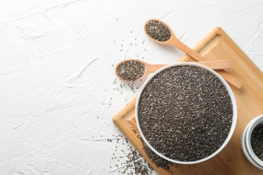 Beyaz arka plan üzerinde chia ile Kase ve kaşık, üst görünümü