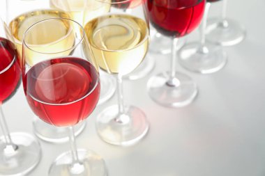 Beyaz arka planda farklı şarap ile Gözlük, yakın