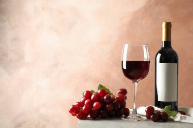 Üzüm, şişe ve gri arka plan üzerinde şarap ile cam, yer için 