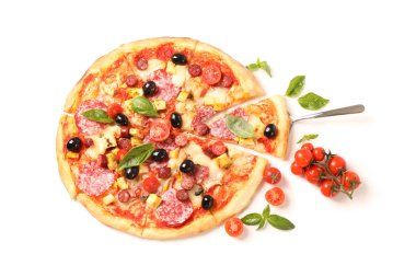 Beyaz arka planda izole edilmiş lezzetli pizza ve malzemeler.