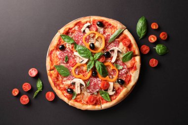 Koyu arka planda lezzetli pizza ve domates, kopya alanı