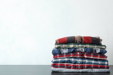 Siyah tablo üzerinde farklı gömlek yığını, metin için alan