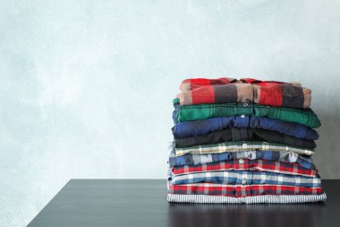 Siyah tablo üzerinde farklı gömlek yığını, metin için alan